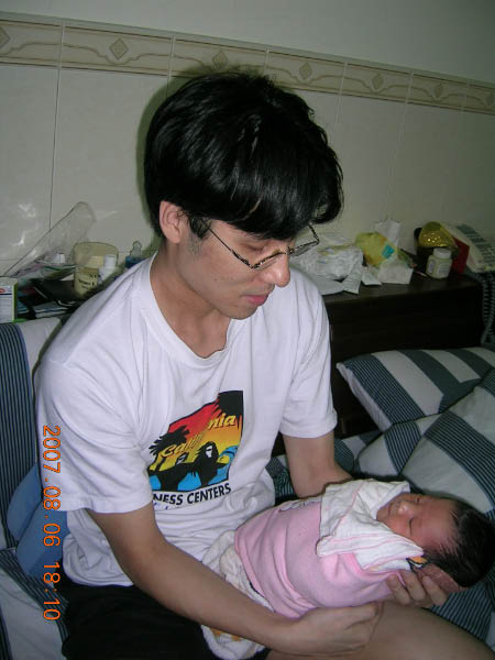 一手拖住小孩脖子的後方, 一手輕輕的拍 一手拖住小孩脖子的後方, 一手輕輕的拍