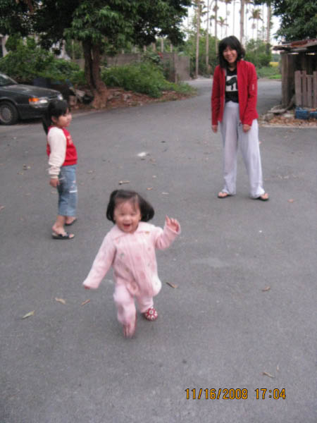 愛死把拔~~ 小豬豬飛奔~~~
