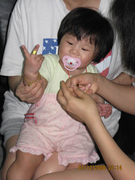 ㄝ, 我這個戒指不錯看喔~~~